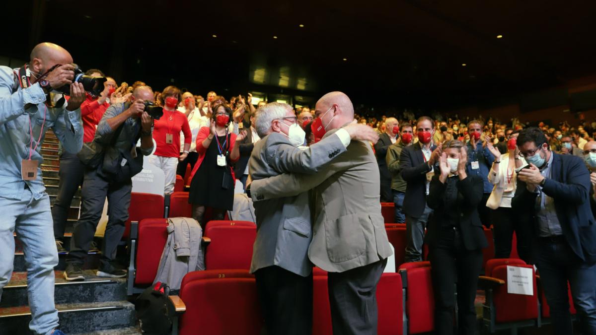 Unai Sordo recibe el saludo del ex secretario general de CCOO, Ignacio Fernndez Toxo